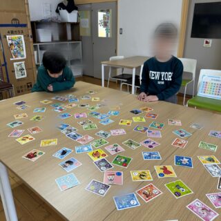 お正月遊びでカルタと福笑いをしました🎍
カルタ遊びでは、職員が読んだ読み札の文字を探し何枚も見つけることが出来ましたよ!見つけることが出来るととても嬉しそうに職員に見せてくださいました😊
福笑い遊びでは、好きなキャラクターのものを選ばれて、顔が完成するようにどこにパーツを置いたら良いか考えながら楽しまれましたよ!
#aijyu松沢
#AIJYU松沢
#放課後等デイサービス
#児童発達支援
#富山県
#小矢部市
#放デイ
#発達障害
#自閉スペクトラム
#ADHD