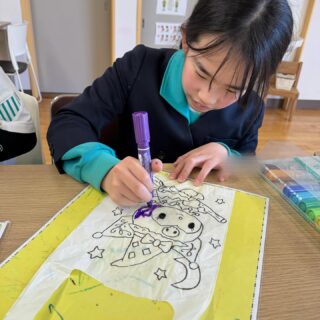 ビニール袋を使って凧作りをしました🪁
ぬり絵のイラストをうつして絵を描いたり、シールを貼って素敵な凧ができました!完成するとプレイルームへ移動して、凧上げをしました!沢山笑顔が見られとても楽しまれましたよ😊
#aijyu松沢
#AIJYU松沢
#放課後等デイサービス
#児童発達支援
#富山県
#小矢部市
#放デイ
#発達障害
#自閉スペクトラム
#ADHD