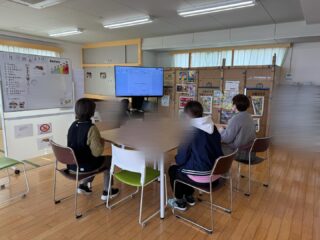 平素より当施設の運営にご理解とご協力を賜り、誠にありがとうございます。本日、職員を対象として水害発生時を想定した避難訓練を実施いたしました。訓練に先立ち、BCP(事業継続計画)に基づく資料を画像にて確認し、水害時の対応や避難までの流れを職員間で共有した上で、実地による訓練を行いました。今後も、気象状況の変化に迅速かつ適切に対応できるよう、職員の防災意識向上と体制の強化に努めてまいります。
引き続き、お子様の安全確保を最優先に取り組んでまいりますので、ご理解とご協力のほどよろしくお願いいたします。
#aijyu松沢
#AIJYU松沢
#放課後等デイサービス
#児童発達支援
#富山県
#小矢部市
#放デイ
#発達障害
#自閉スペクトラム
#ADHD