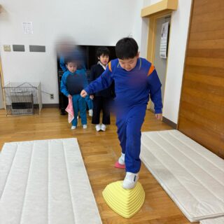 バランスステップの玩具を使って遊びました!高さや大きさが違う中で、落ちないように上手にバランスをとりながら最後まで渡り切ることができました😊他の友達が挑戦している時は、後ろに順番で並んで待つことができました!
#aijyu松沢
#AIJYU松沢
#放課後等デイサービス
#児童発達支援
#富山県
#小矢部市
#放デイ
#発達障害
#自閉スペクトラム
#ADHD