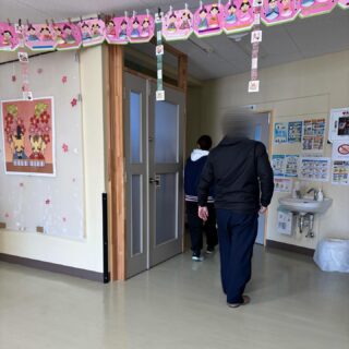 今年も、警察の方に来ていただき防犯訓練を行いました。今回は、職員を対象に不審者が施設内に刃物を振り回して侵入した場合を想定し、対応手順や役割分担、子どもたちの安全確保の方法、通報の流れについて確認しました。実際の動きを想定しながら具体的にご指導いただき、緊急時に落ち着いて行動するための大切なポイントを学ぶことが出来ました。子どもたちは訓練には参加しておりませんが、日頃から安心して過ごせる環境を守るため、職員一同引き続き防犯意識を高めてまいります。
#aijyu松沢
#AIJYU松沢
#放課後等デイサービス
#児童発達支援
#富山県
#小矢部市
#放デイ
#発達障害
#自閉スペクトラム
#ADHD