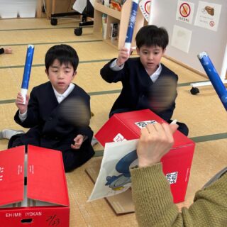 言葉リズムクイズの活動をしました🎶🥁
「ラッコ」や「りんご」等の言葉の数に合わせて手拍子をしました。その後は、バチを使って段ボール箱を叩いてリズム遊びをしましたよ!最後に、職員が叩いたリズムはどちらの言葉かクイズをしました!静かに叩いている音を聴き、答えることができましたよ☺️今後は、もう少し難しいことにも挑戦して行きたいと思います!
#aijyu松沢
#AIJYU松沢
#放課後等デイサービス
#児童発達支援
#富山県
#小矢部市
#放デイ
#発達障害
#自閉スペクトラム
#ADHD