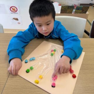 手形の色分けゲームの活動をしました✋🏻🔴🔵
透明手袋の指先と同じ色の場所にフェルトボールを指先を使いながら色分けすることが出来ましたよ😊透明手袋が破れないように力加減も考えながら集中して取り組んでおいでました!5色全部綺麗に入れることが出来ると、とても嬉しそうに見せてくださいました👏🏻
#aijyu松沢
#AIJYU松沢
#放課後等デイサービス
#児童発達支援
#富山県
#小矢部市
#放デイ
#発達障害
#自閉スペクトラム
#ADHD
