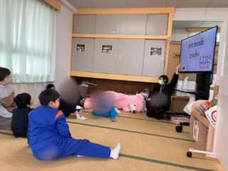 SSTで【ひなまつり🎎】のお話について聞きました!おひな祭りは何月何日で何をする日なのかをクイズ形式で学び、楽しみましたよ😊3月3日のひなまつり会が楽しみましょう!
#aijyu松沢
#AIJYU松沢
#放課後等デイサービス
#児童発達支援
#富山県
#小矢部市
#放デイ
#発達障害
#自閉スペクトラム
#ADHD