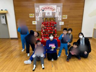 ひな祭り会をしました🎎
利用者様が作ったお供物をお盆に乗せてお雛様の人形の前の台まで運ぶゲームをしました!台の上にお供え物を置き「どうぞ」と言いお辞儀をすることが出来ましたよ😊その後は、みんなで記念撮影をしましたよ♪
#aijyu松沢
#AIJYU松沢
#放課後等デイサービス
#児童発達支援
#富山県
小矢部市
放デイ
発達障害
自閉スペクトラム
ADHD