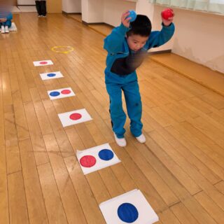 色合わせステップゲームの活動をしました🔵🔴
赤と青のカラーボールを両手に1つずつ持ち、横に置いてある赤と青のカードの色を見ながら、同じ色のカラーボールを持っている手を上に挙げることが出来ましたよ♪
#aijyu松沢
#AIJYU松沢
#放課後等デイサービス
#児童発達支援
#富山県
小矢部市
放デイ
発達障害
自閉スペクトラム
ADHD