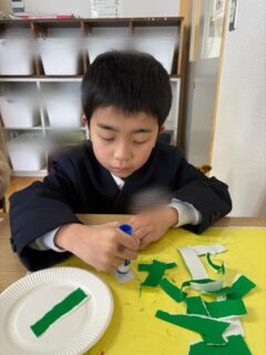 壁面工作でイモムシとちょうちょを作りました🐛🦋
折り紙をちぎって紙皿に貼りキャベツを作り、透明フィルムにカラーセロハンをのりで貼りカラフルなちょうちょが完成しました!最後は、イモムシをキャベツに貼り、紐をつけて作品が出来上がりました♪玄関に飾り一気に春らしくなりましたよ😊
#aijyu松沢
#AIJYU松沢
#放課後等デイサービス
#児童発達支援
#富山県