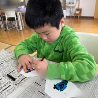 午前中にコーヒーフィルターに水性マジックで模様を描いて、にじみ絵を楽しみました🎶星やハートなど様々な形を描いたり、好きなキャラクターの絵を描く利用者様がおいでましたよ！午後からは、にじみ絵をしたものを使ってちょうちょを作りました🦋💞丁寧に折ってテープで止めて最後にモールでちょうちょの触覚を作り、個性あふれるとても華やかなちょうちょが完成しましたよ！

#aijyu松沢 
#AIJYU松沢
#放課後等デイサービス 
#児童発達支援 
#富山県