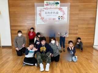 3月27日と3月31日に、お別れ会を開催いたしました。
この春、中学生になられる方と社会人になられる方、お二人の新たな門出をお祝いしました。

当日は、利用者様お一人おひとりが心を込めて折ったチューリップを添えたカードを作り、「元気でいてください」とエールを送りました。あたたかな雰囲気の中で、それぞれの新しいスタートを応援する素敵な時間となりました。

これからも、利用者様が毎日を元気に、そして笑顔で過ごしていただけるよう、職員一同見守り、支援してまいります。
今後ともどうぞよろしくお願いいたします

#aijyu松沢 
#AIJYU松沢
#放課後等デイサービス 
#児童発達支援 
#富山県
