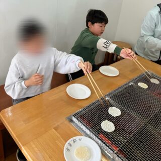 いつもお世話になっております。
本日は外出活動として「ささら屋」へ出かけて、せんべい作りの体験をしてきました。

体験では、せんべいを１枚ずつ焼き台にのせ、「1・2・3・4・5」と数えながら、焦げないように何度も裏返し、丁寧に２枚仕上げました。子どもたちは焼き加減を見ながら工夫し、楽しみながら取り組んでいました。

焼きあがったせんべいはその場でいただき、「おいしい！」「自分で作ると違うね」と嬉しそうな様子が見られました。自分で作ったものを食べる喜びも感じることができたようです。

本日の活動を通して、食べ物ができあがるまでの過程や、丁寧に作業することの大切さを学ぶことができました。

ぜひご家庭でもお話を聞いてみてください。

本日のご利用ありがとうございました。これからもよろしくお願いいたします。

#aijyu松沢 
#AIJYU松沢
#放課後等デイサービス 
#児童発達支援 
#富山県