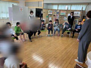 本日、新入生のお祝いと進級式を行いました。
新しく仲間入りした利用者様は、少しドキドキしながらも、これからのAIJYU松沢への期待に胸をふくらませている様子が見られました。
進級した子どもたちも、ひとつ大きくなった喜びを感じながら、張り切って式に参加していました。

AIJYU松沢からのプレゼントとして、ペンダント、ノート、色鉛筆をお渡ししました。

これから始まる毎日の中で、たくさんの「できた！」や楽しい経験を重ねながら、一人ひとりが自分らしく成長していけるよう、職員一同大切に見守ってまいります。

今年度もどうぞよろしくお願いいたします。

#aijyu松沢 
#AIJYU松沢
#放課後等デイサービス 
#児童発達支援 
#富山県