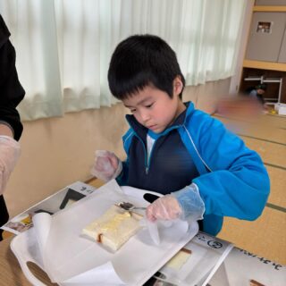 手作りおやつの活動でロールサンドイッチを作りました♪
食パンにマーガリンやジャムを塗り、好きなフルーツを3つトングでとって、最後にクルクル巻いて完成しました！皆さん手順を見ながら上手に作ることが出来て、とても嬉しそうに食べてくださいましたよ！

#aijyu松沢 
#AIJYU松沢
#放課後等デイサービス 
#児童発達支援 
#富山県