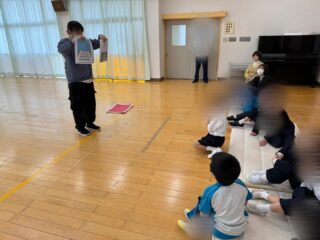 最初にイラストを見て交通ルールを確認した後、信号ゲームをしました🚥職員が出した色のカードに合わせて青信号の時はジャンプ、赤信号の時は止まるなどしてゴールの線まで目指しましたよ！交通ルールを確認しながら体を動かして楽しみました♪

#aijyu松沢 
#AIJYU松沢
#放課後等デイサービス 
#児童発達支援 
#富山県