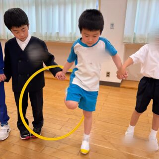 フラフープ通しの活動をしました！友達や職員と手を繋ぎ、協力しながら体を上手に使いフラフープを通して、最後の友達まで繋げることが出来ましたよ😊回数を重ねるたびに、コツを掴んできてスムーズにフラフープを通せるようになっておいでましたよ♪

#aijyu松沢 
#AIJYU松沢
#放課後等デイサービス 
#児童発達支援 
#富山県