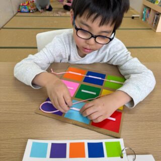 色の紐通しの活動をしました！職員が見せた色を見て同じ色の場所についているストローに指先を使って紐を通すことが出来ましたよ😊集中して取り組んでおいでましたよ。

#aijyu松沢 
#AIJYU松沢
#放課後等デイサービス 
#児童発達支援 
#富山県