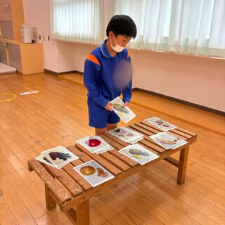 フルーツカードゲームをしました🍎🍇椅子の上に置いてある好きなフルーツのカードを選んで、次はマットの上にあるフルーツカードから最初に選んだフルーツカードと同じカードを探して、2枚のフルーツカードを指先を使って洗濯バサミに挟みゴールすることが出来ましたよ！

#aijyu松沢 
#AIJYU松沢
#放課後等デイサービス 
#児童発達支援 
#富山県