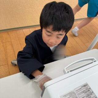 手作りおやつの活動で「チュロス」を作りました！
オーブントースターで時間を調整してチュロスを焼いてみることに初めて挑戦しましたよ😊焼けているか中を覗いて興味津々の様子でした！焼き上がるとホイップやチョコソース、ケーキシロップの中から好きなものをトッピングして完成しました♪「美味しい」と言い、皆さん完食してくださいましたよ！

#aijyu松沢 
#AIJYU松沢
#放課後等デイサービス 
#児童発達支援 
#富山県
