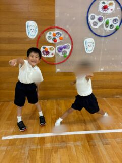 本日は「虫歯の日」の行事を行いました。
子どもたちは、虫歯予防についてのクイズに挑戦し、「どんなことに気をつけると歯を守れるかな？」と楽しみながら学ぶことが出来ました。また、虫歯菌を退治するゲームにも参加し、歯磨きの大切さや食後のケアについて興味を持つ姿が見られました。ご家庭でも、食後の歯磨きや仕上げ磨きなどを通して、お子さまと一緒に歯の健康についてお話しいただければと思います。
今後ともAIJYU松沢をよろしくお願いいたします。

#aijyu松沢 
#AIJYU松沢
#放課後等デイサービス 
#児童発達支援 
#富山県