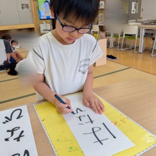 筆ペンやクレパスを使って「はなび」を見本を見ながら丁寧に書くことが出来ましたよ！✍🏻漢字で書かれるのかひらがなで書かれるのかを自分で選ばれました！素敵な「はなび」の書き初めを玄関に飾りましたよ！

#aijyu松沢 
#AIJYU松沢
#放課後等デイサービス 
#児童発達支援 
#富山県