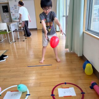 「風船まといれ🎈」の活動をしました！
点数の大きいところを狙って風船を投げて輪の中に入れることが出来ましたよ😊何度も挑戦する利用者様もおいでてとても楽しまれましたよ！

#aijyu松沢 
#AIJYU松沢
#放課後等デイサービス 
#児童発達支援 
#富山県