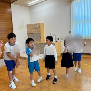 おおかみさん今何時？の活動をしました🐺
歌に合わせて歩いたり、おおかみさんが来たら走って逃げて輪の中に入ることが出来ましたよ♪みんなで声を揃えて「おおかみさーん」と呼んでいる姿もありましたよ😊

#aijyu松沢 
#AIJYU松沢
#放課後等デイサービス 
#児童発達支援 
#富山県