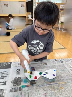 七夕飾りの製作をしました🎋🌟
にじみ絵で着物を作ったり、天の川をイメージして綿棒を使ったスタンピングや筆を使ったスパッタリングの技法を楽しみながら模様をつけました。織姫と彦星に飾りをつけたり、願い事を書いて完成させましたよ♪利用者様が書いた願い事が叶いますように✨💕

#aijyu松沢 
#AIJYU松沢
#放課後等デイサービス 
#児童発達支援 
#富山県
