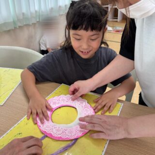 ラベンダーリースの壁面工作をしました🪻
折り紙とレースペーパーを貼って、周りに葉っぱやラベンダー、花紙で作ったお花をつけて完成しました！ラベンダーの匂いを嗅いで「いい匂い」と嬉しそうに言っている姿もありましたよ😊玄関がほんのりラベンダーの香りがして、明るい雰囲気になりましたよ！

#aijyu松沢 
#AIJYU松沢
#放課後等デイサービス 
#児童発達支援 
#富山県
