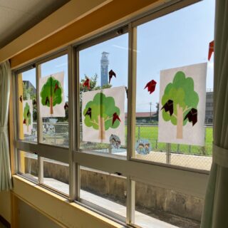 折り紙でセミを作りました♪手順を確認しながら、指先を使って角と角を合わせて折ることが出来ましたよ😊完成したセミは廊下の窓に飾りました！一気に廊下が夏らしくなりましたよ！

#aijyu松沢 
#AIJYU松沢
#放課後等デイサービス 
#児童発達支援 
#富山県