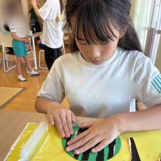 めくれるスイカの飾りを作りました🍉
手書きの模様を描いたり、折り紙をちぎって模様にしたり、シールで種をイメージして貼ったりしてめくって様々なスイカが出てくる素敵な飾りが完成しましたよ♪

#aijyu松沢 
#AIJYU松沢
#放課後等デイサービス 
#児童発達支援 
#富山県