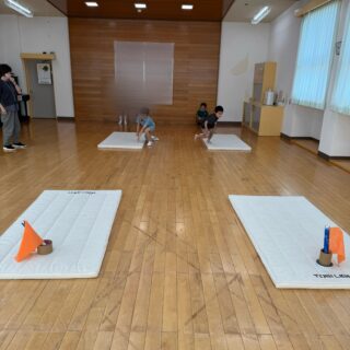 マットでビーチフラッグの活動をしました🚩
仰向けになってマットの上に寝て、笛がなったらフラッグのところまで走って取ることが出来ましたよ！音をよく聞いて反応することが出来ました！何度も挑戦している利用者様が沢山いましたよ😊

#aijyu松沢 
#AIJYU松沢
#放課後等デイサービス 
#児童発達支援 
#富山県