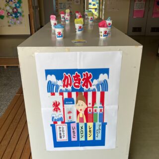 かき氷を作りました🍧
紙コップにシールやマジックで模様をつけて、氷に見立てたコーヒーフィルターに絵の具をつけてにじませて色鮮やかなかき氷が完成しましたよ！玄関に飾り一気に夏らしくなりました♪
