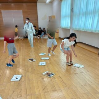 ７月の誕生会でクイズかるたをしました♪
職員が出した問題に当てはまるイラストや写真が貼ってあるかるたを探して見つけることが出来ましたよ🌟活動の後はケーキを食べて、誕生月の利用者様のお祝いをみんなでしましたよ💕

#aijyu松沢 
#AIJYU松沢
#放課後等デイサービス 
#児童発達支援 
#富山県